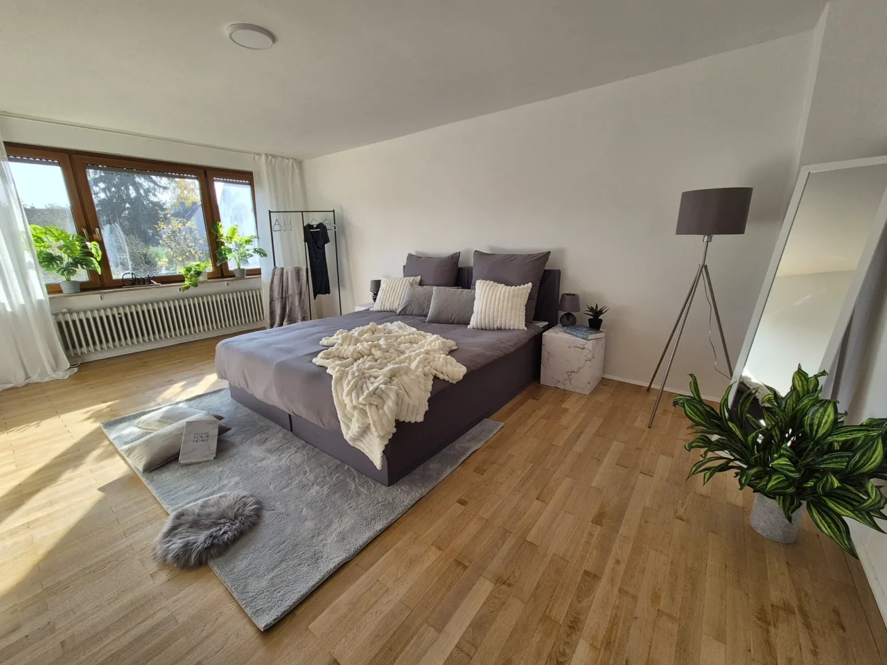 Modern gestaltetes Schlafzimmer nach dem Home Staging