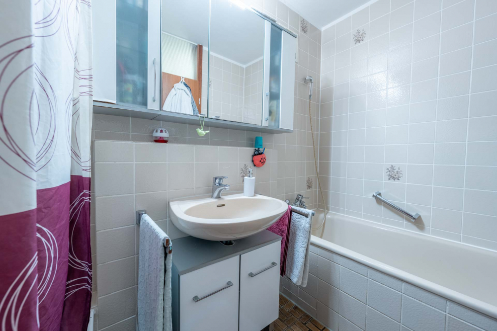 Bad mit Badewanne/Dusche