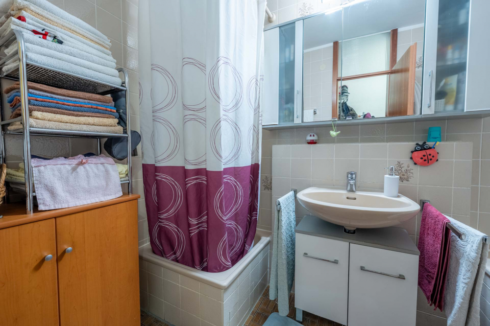 Bad mit Badewanne/Dusche